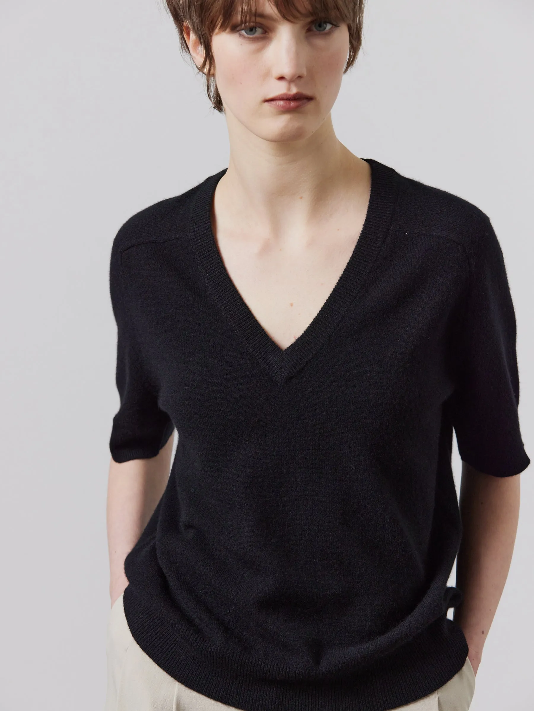 Jasper Cashmere T-Shirt V-Neck - Black