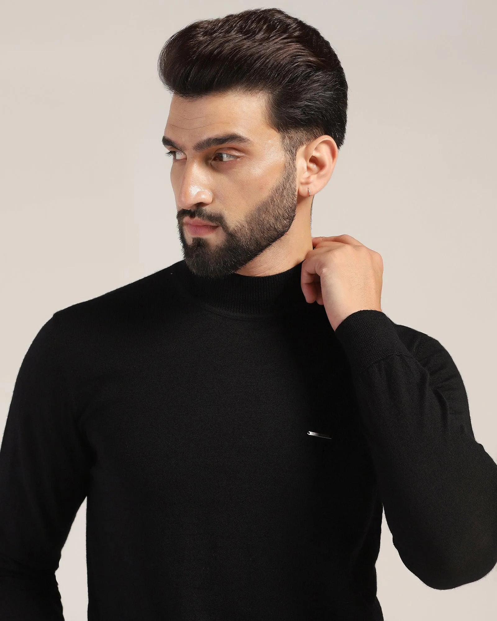 Round Neck Black Solid Sweater - Jester