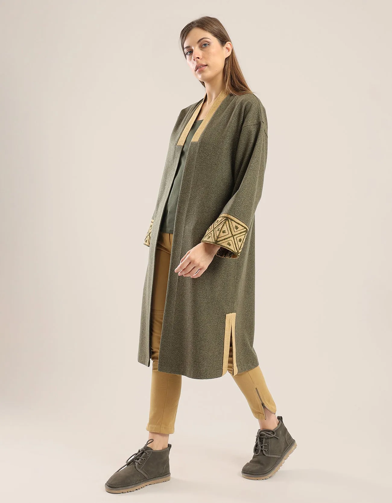 Short coat with long sleeves with embroidered cuffs